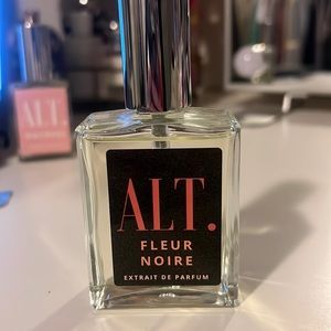 Brand new alt fleur noire
